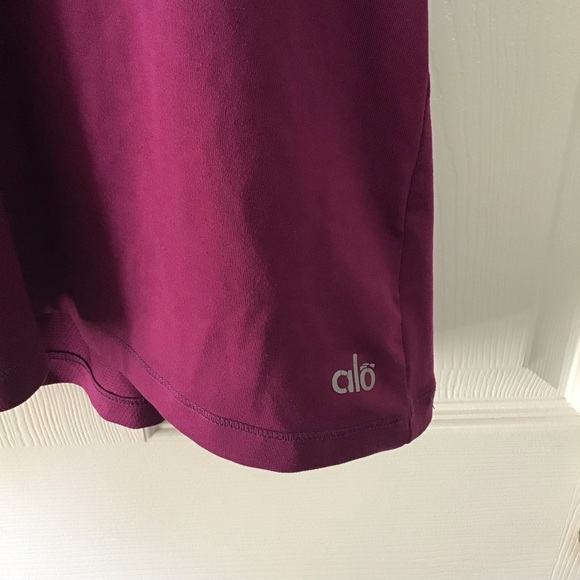 ALO coolfit yoga v-neck fitted tank in plum - Picture 4 of 7